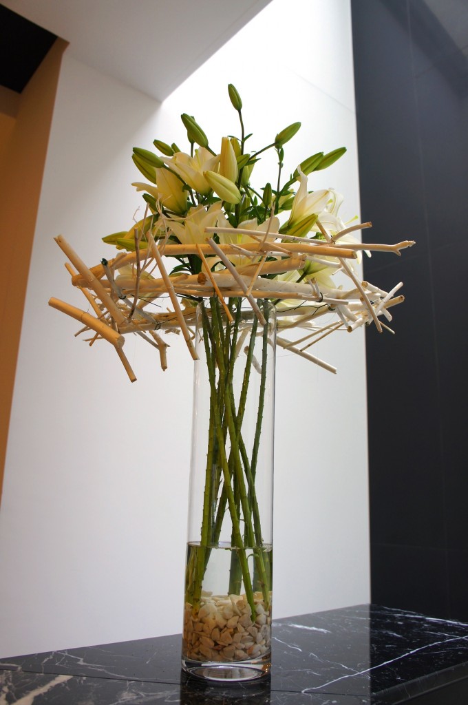 Białe lilie na konstrucji z patyków 'matsumata'