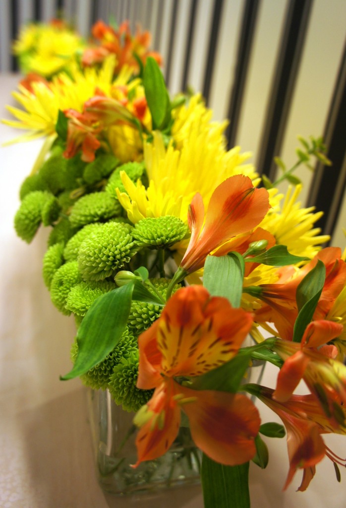 żółta margarytka igiełkowa i zielona margerytka santini w kompozycji na recepcję razem z alstromerią