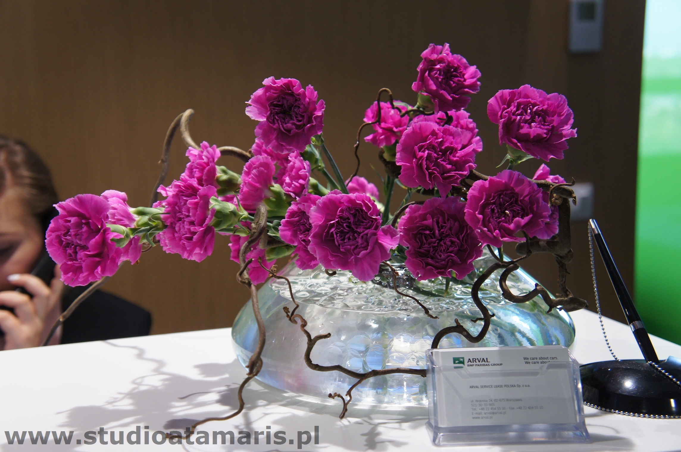 kompozycja z goździków w szklanym naczyniu