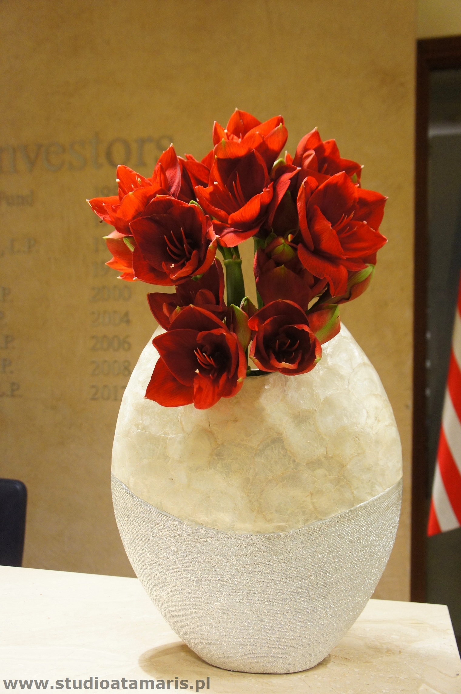 dekoracja recepcji amarylis w perłowym wazonie