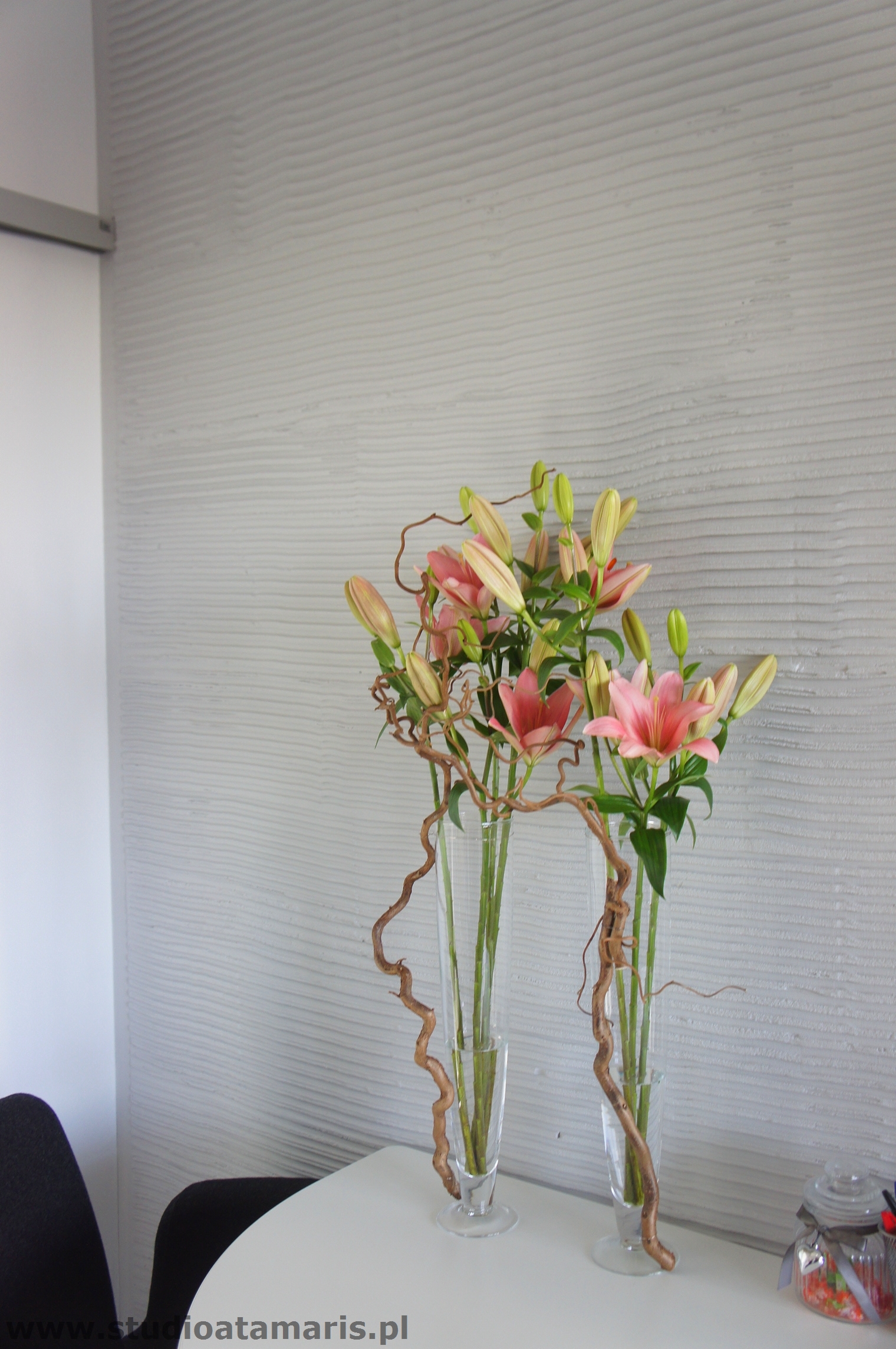 dekoracja recepcji lilie w wysokich wazonach