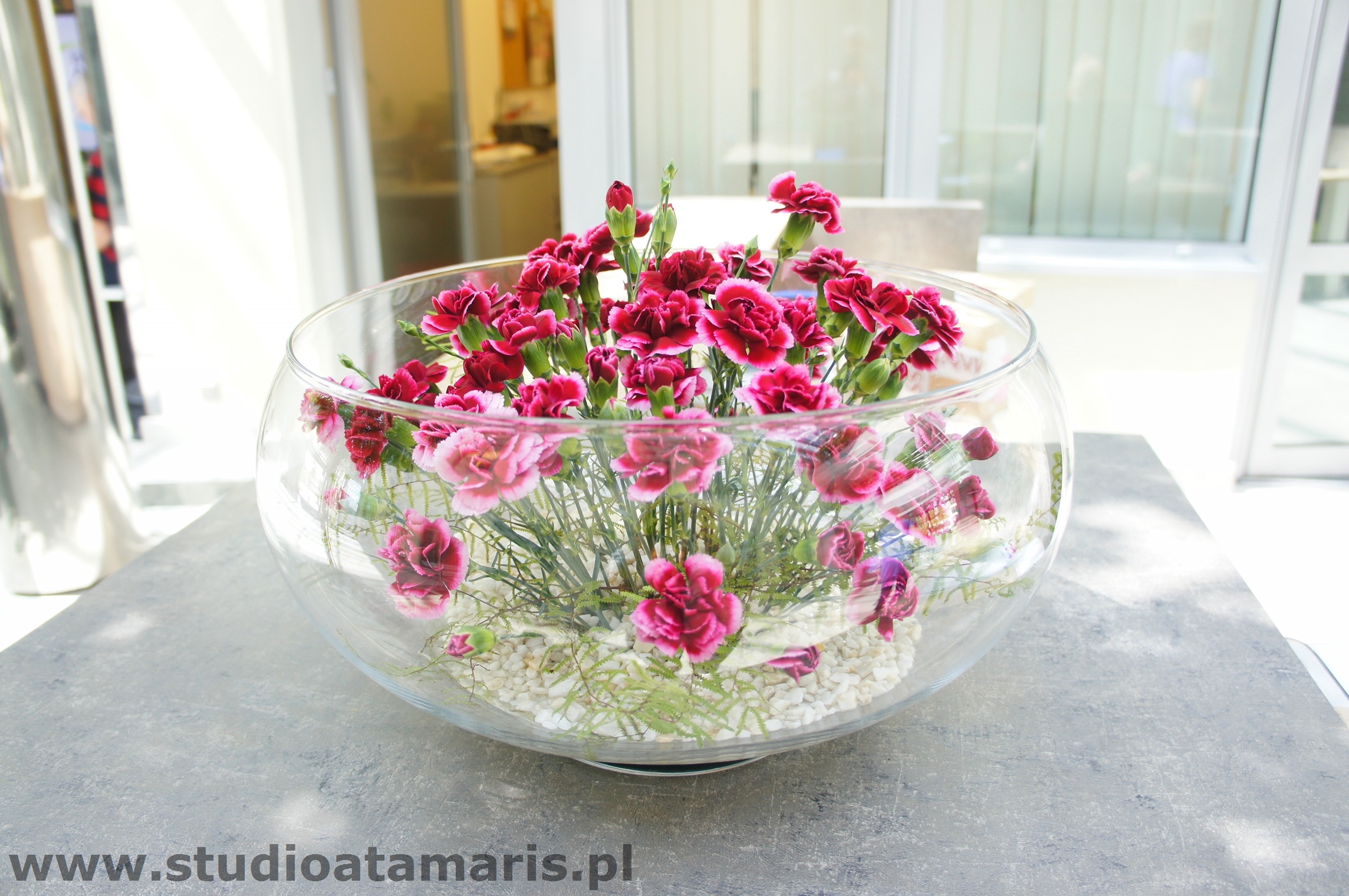 dekoracja recepcji goździki w szklanej misie