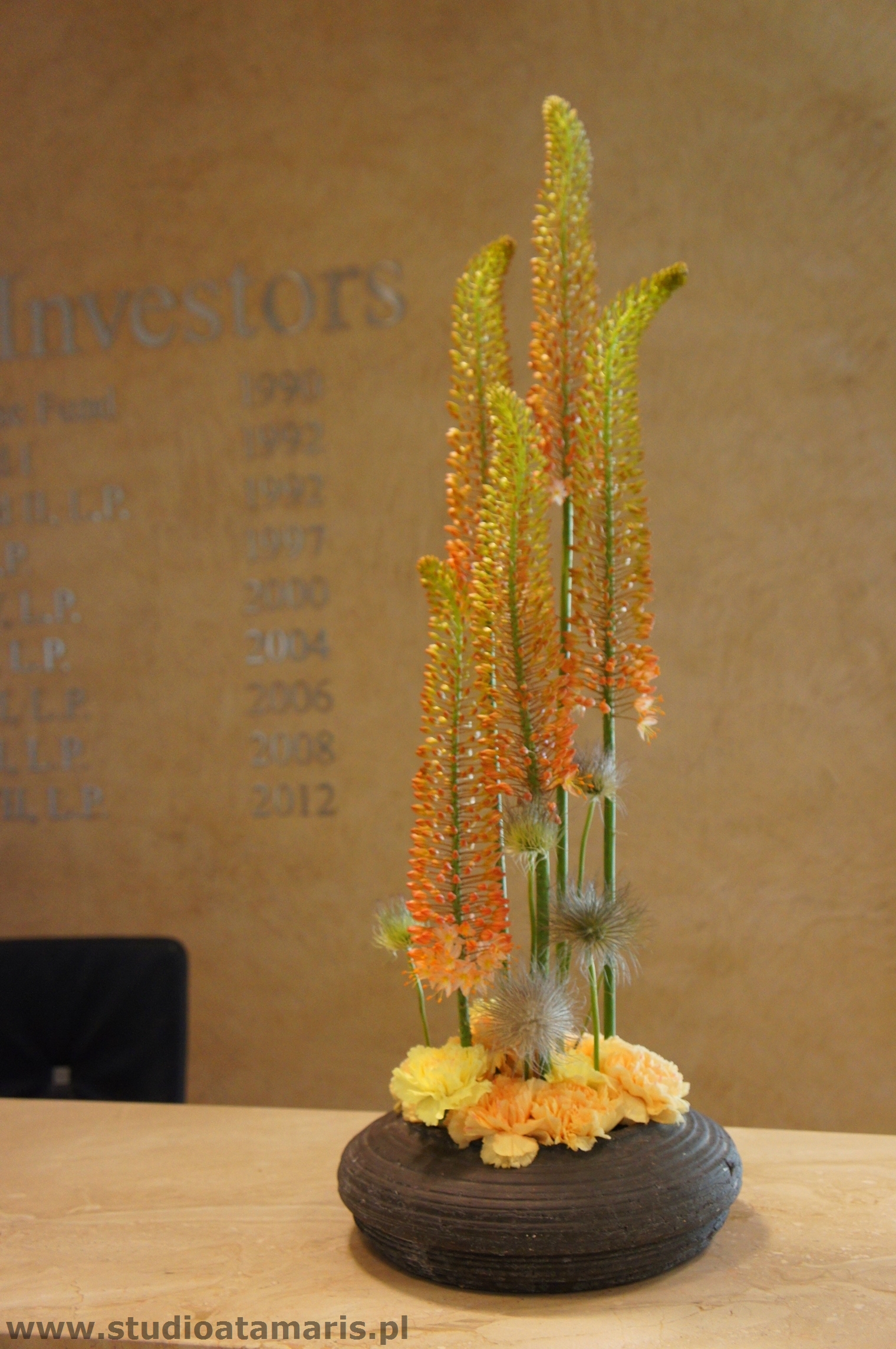 dekoracja recepcji kompozycja z letnich kwiatów sezonowych pustynniki