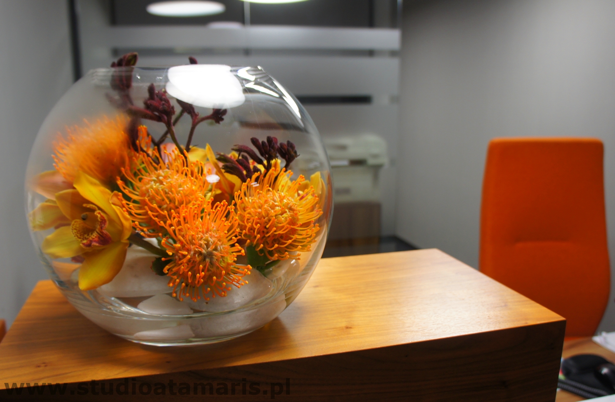 dekoracja recepcji kwiaty w szklanej kuli