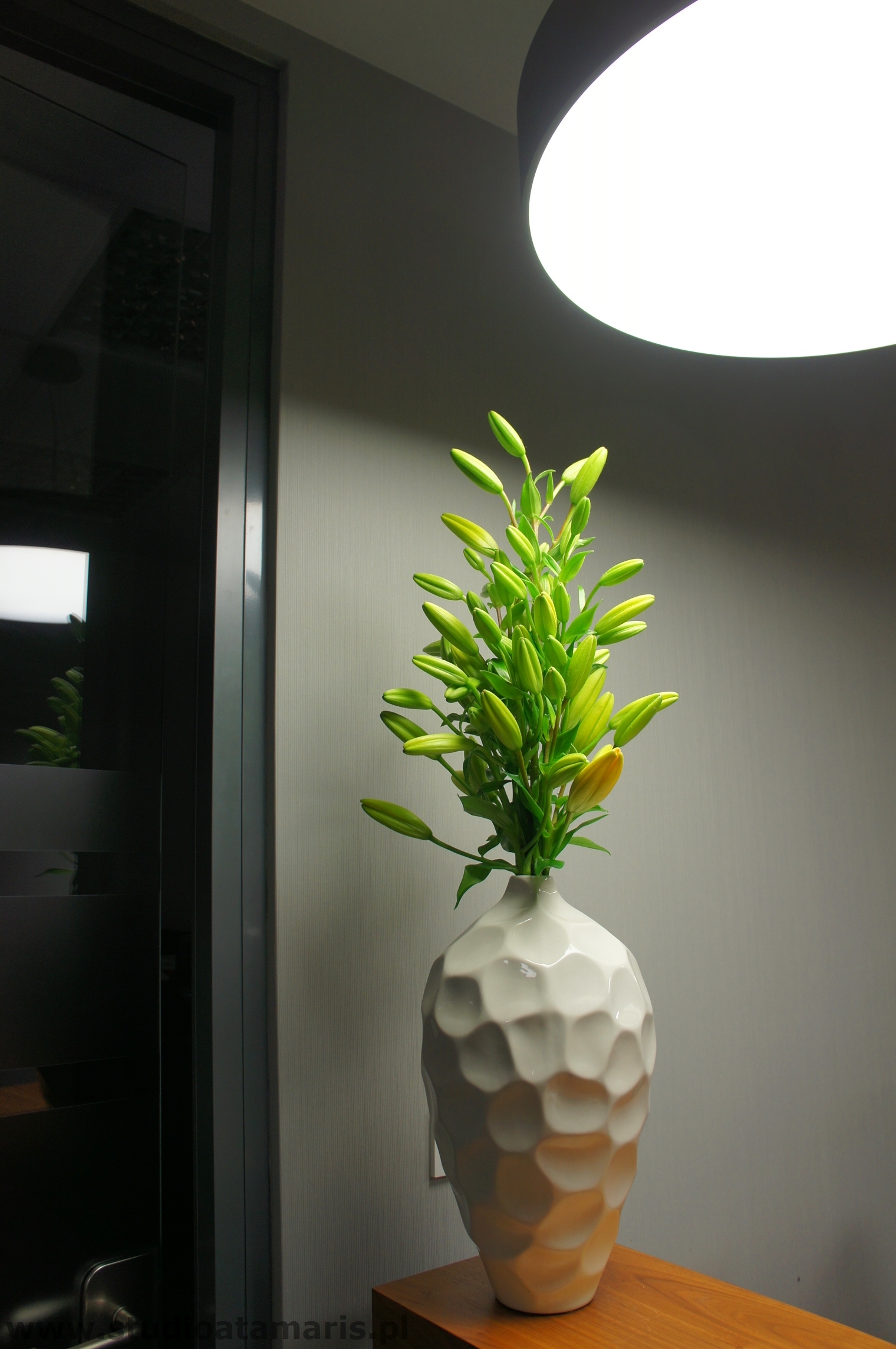 dekoracja recepcji lillie w wysokim wazonie