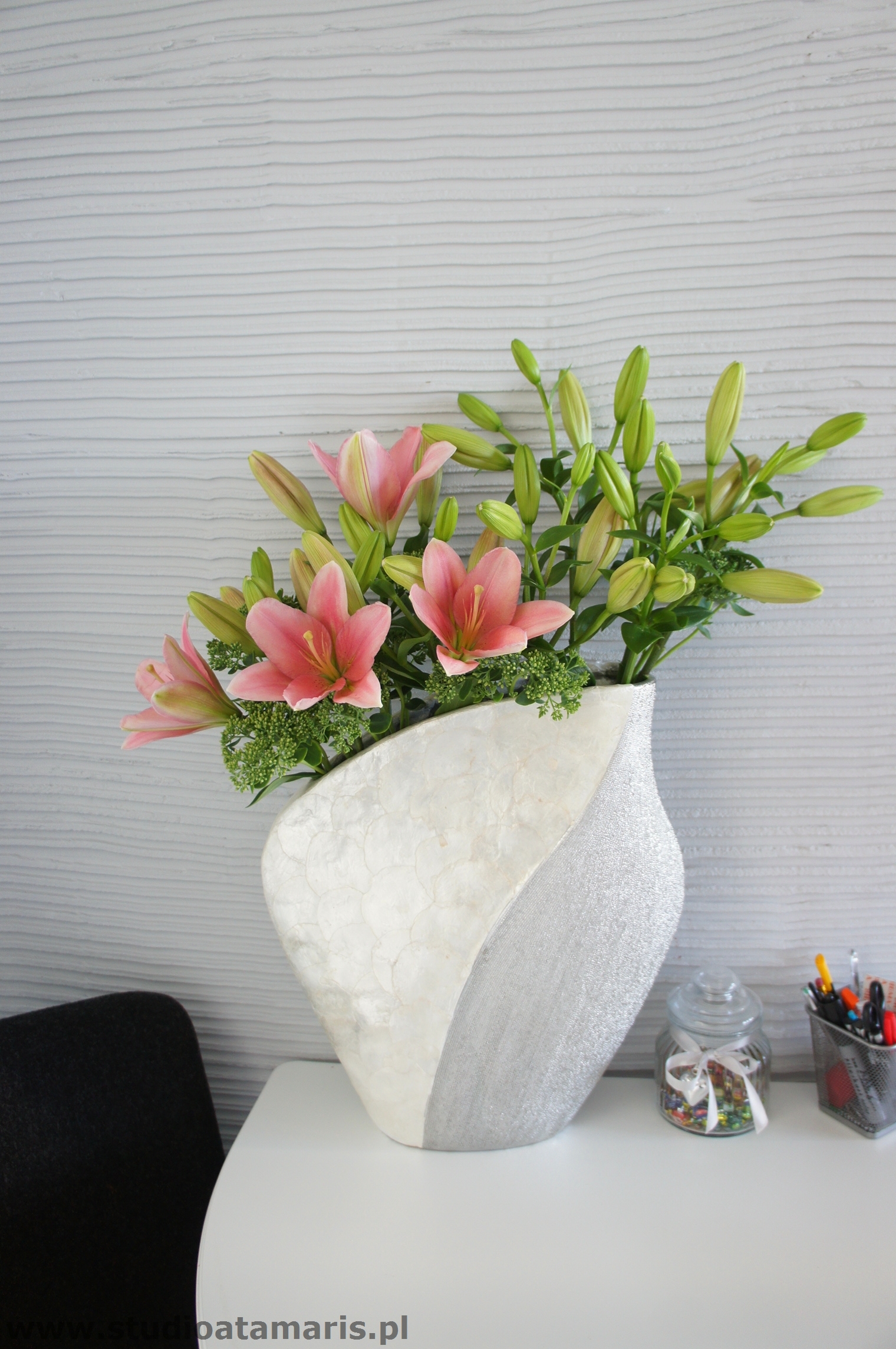 dekoracja recepcji lillie w perłowym wazonie