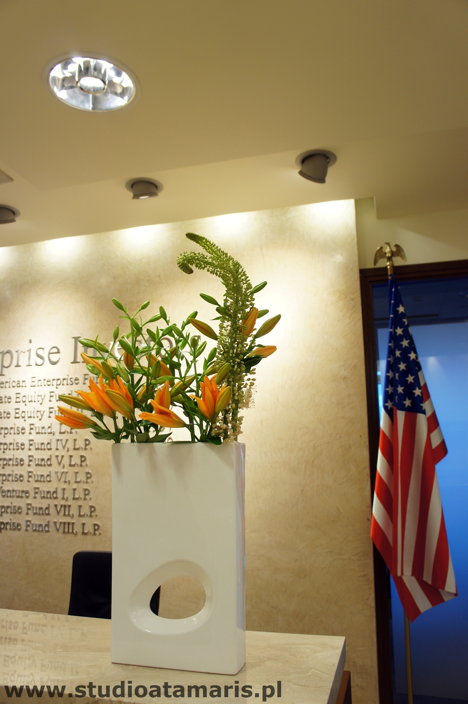 dekoracja recepcji kompozycja w wysokim wazonie