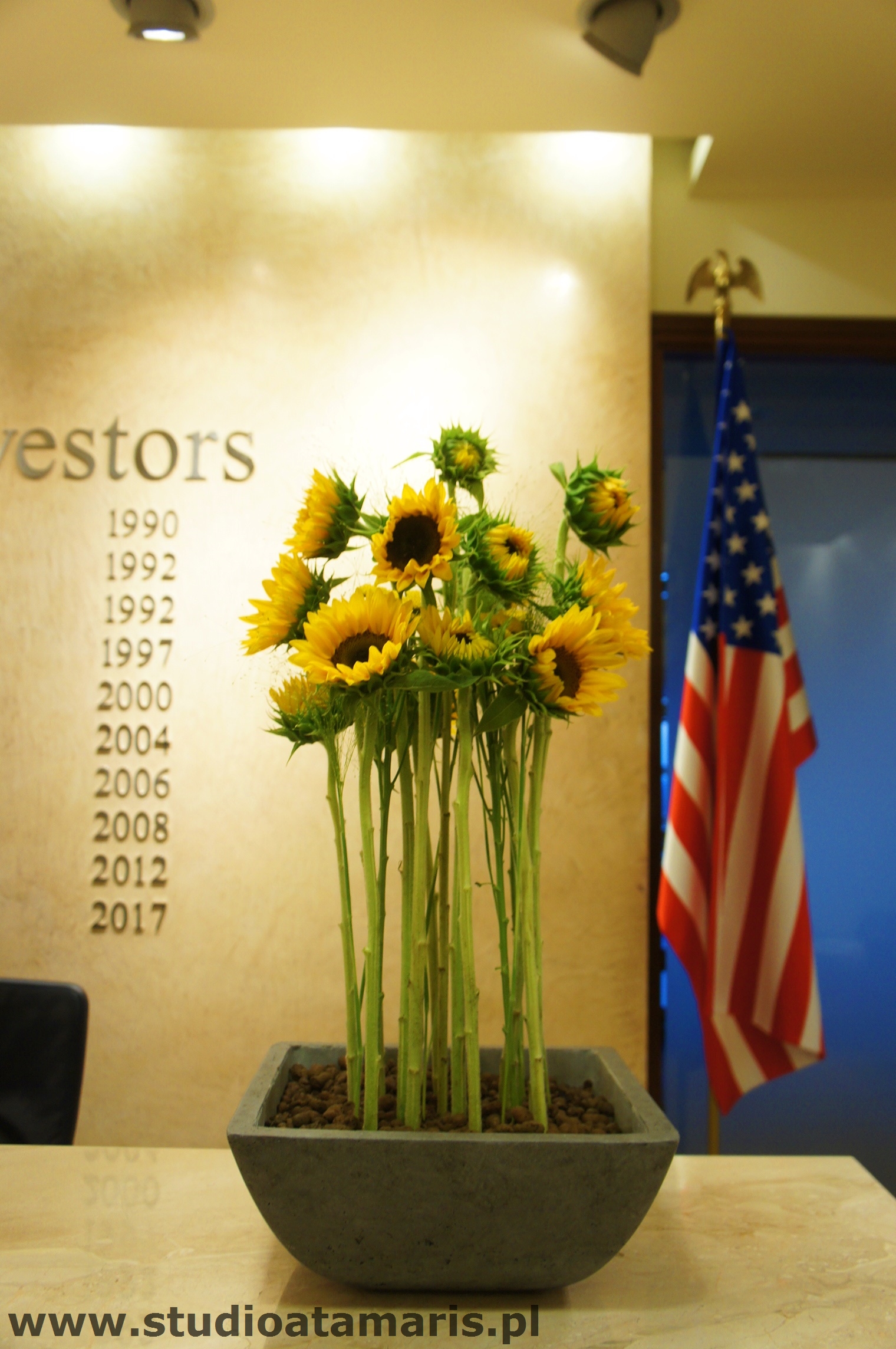 dekoracja recepcji kompozycja ze słoneczników