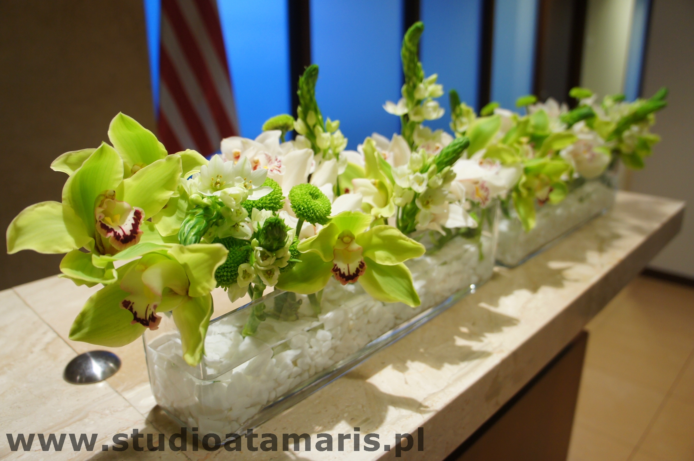 podłużna niska dekoracja recepcji