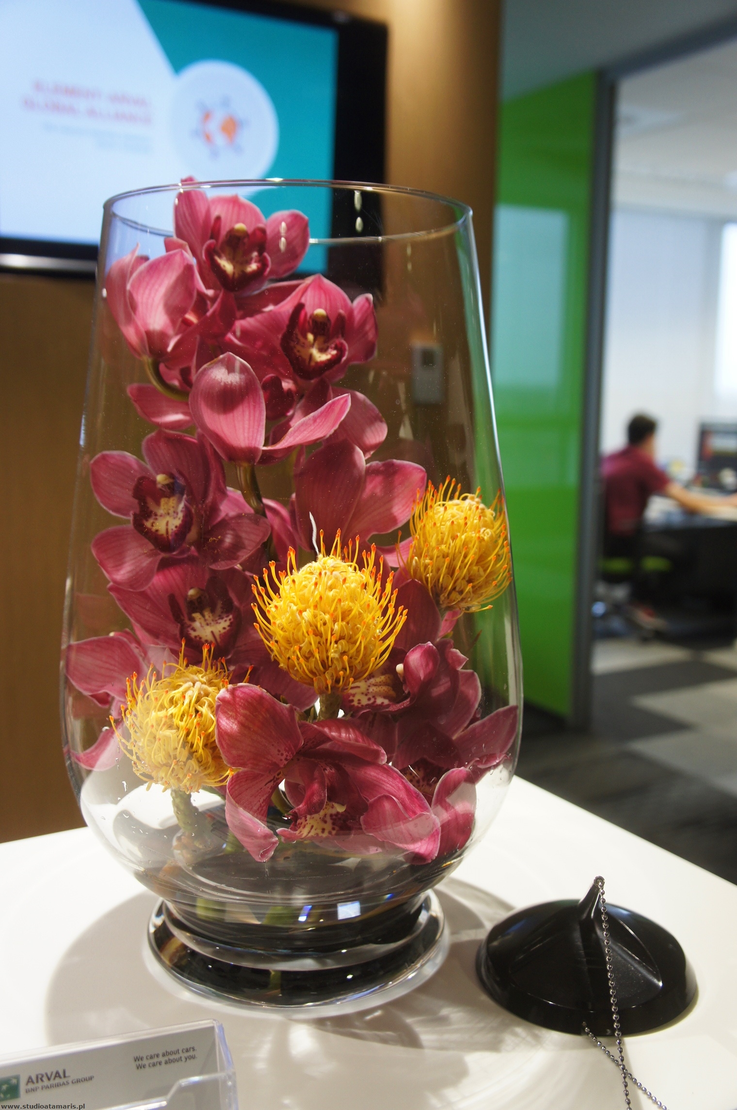 dekoracja recepcji kwiaty cięte w szkle